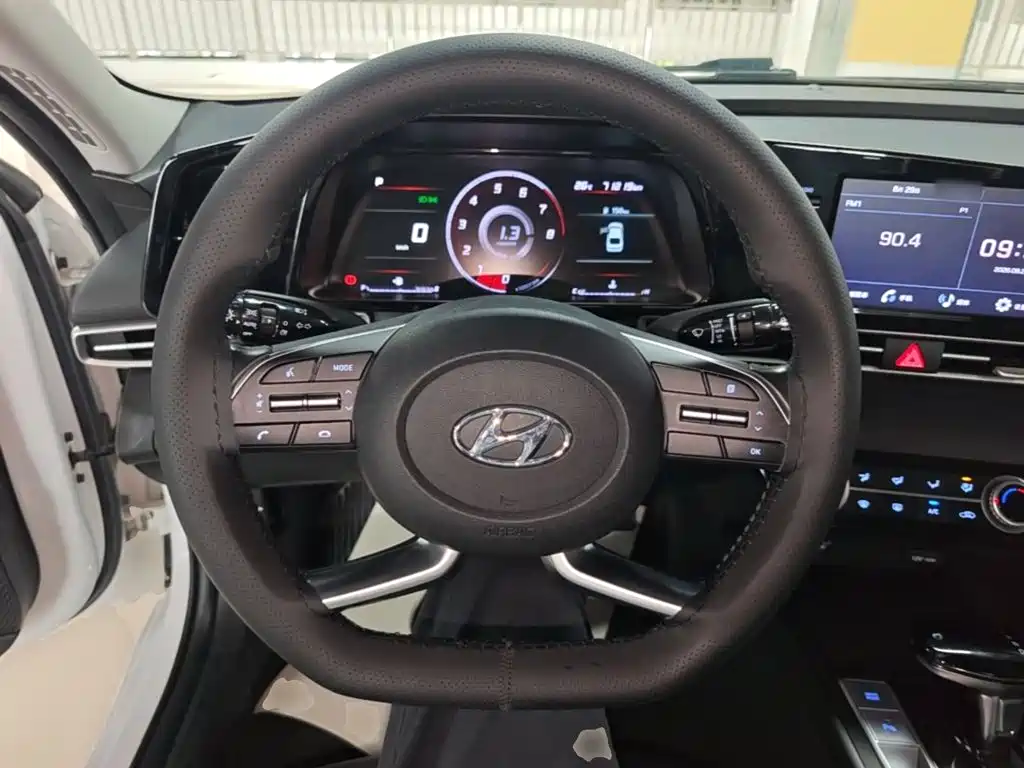 Hyundai Elantra — фото 11