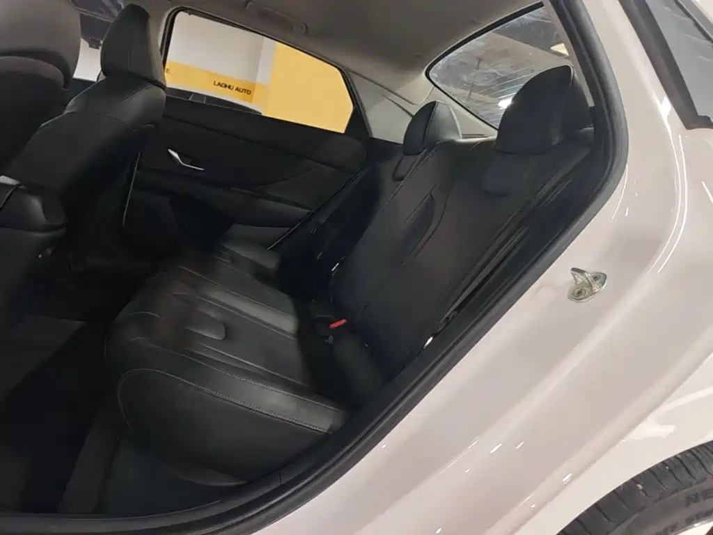 Hyundai Elantra — фото 17