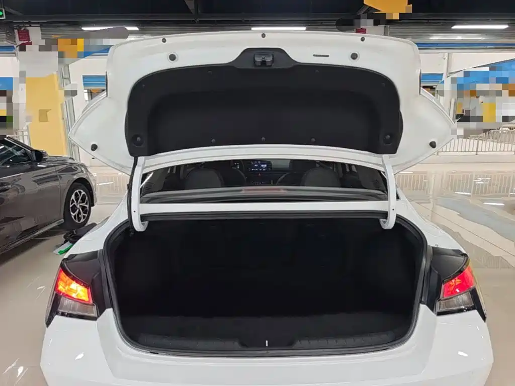 Hyundai Elantra — фото 19
