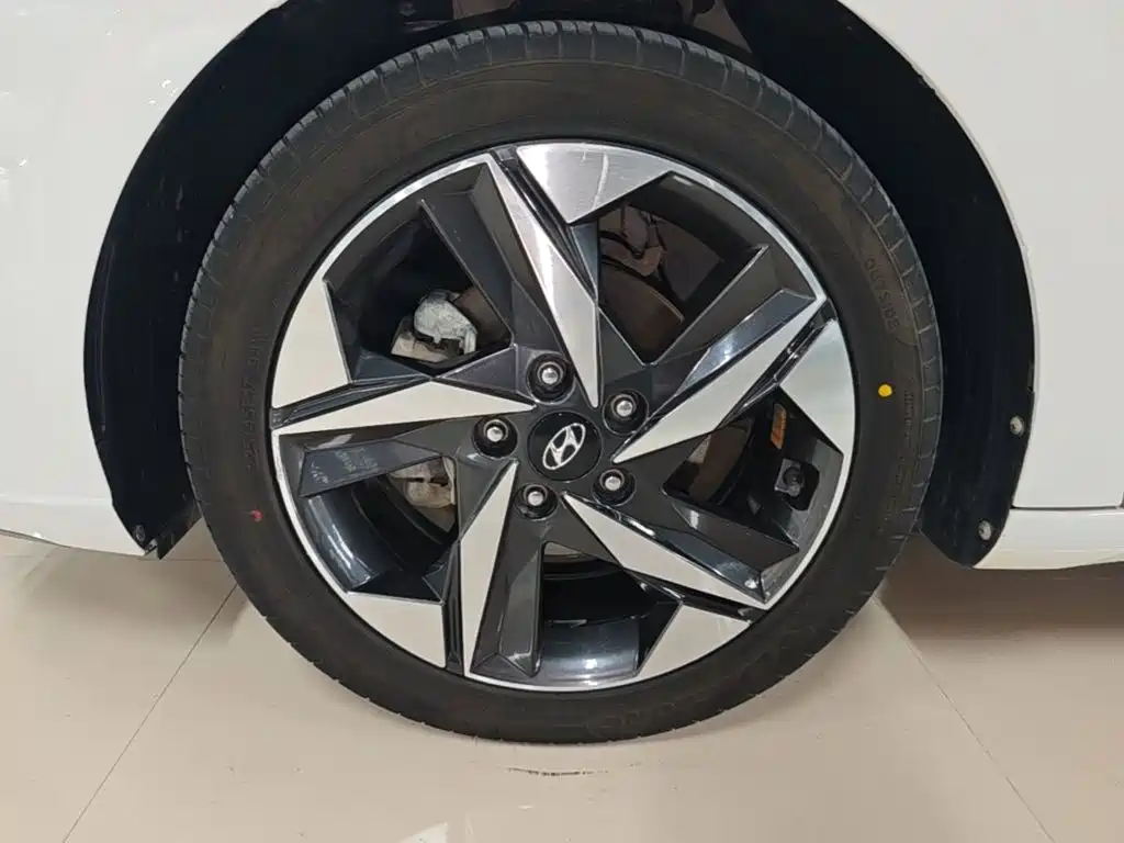 Hyundai Elantra — фото 23