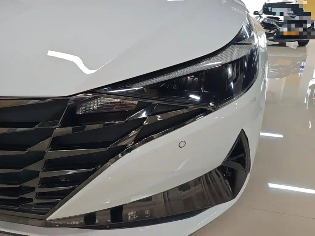 Hyundai Elantra — фото 24