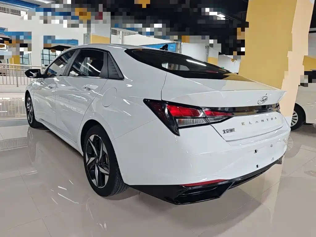 Hyundai Elantra — фото 5