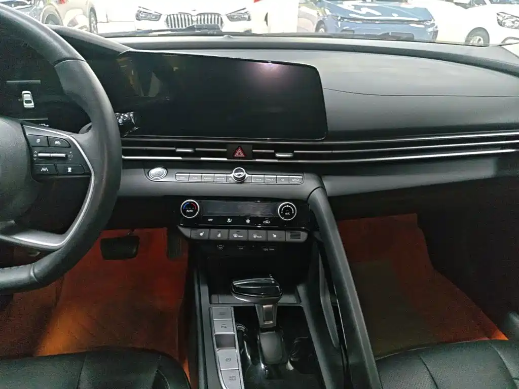 Hyundai Elantra — фото 13