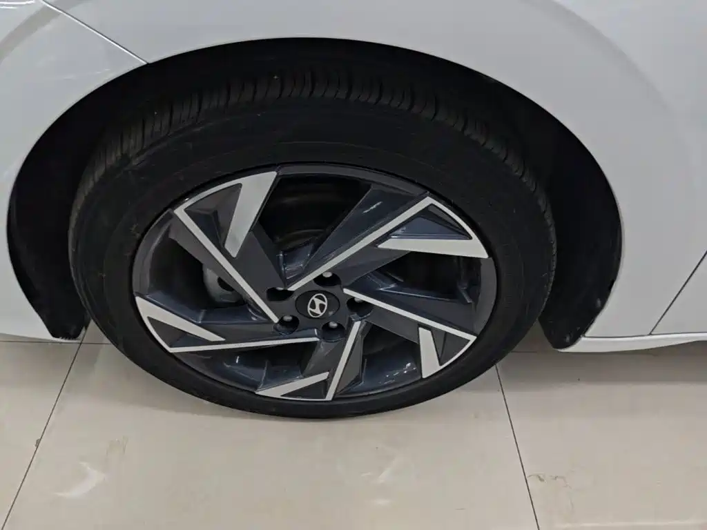 Hyundai Elantra — фото 23