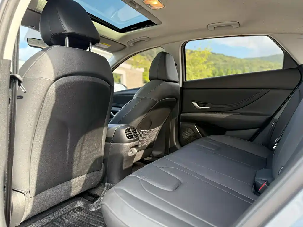 Hyundai Elantra — фото 6