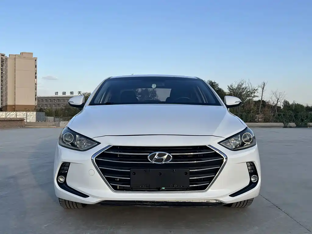 Hyundai Elantra — фото 2