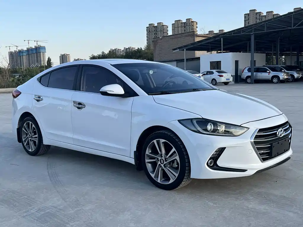 Hyundai Elantra — фото 3