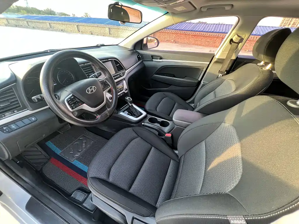 Hyundai Elantra — фото 4