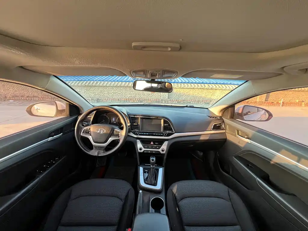 Hyundai Elantra — фото 5