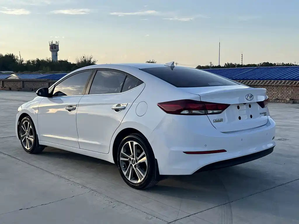 Hyundai Elantra — фото 7