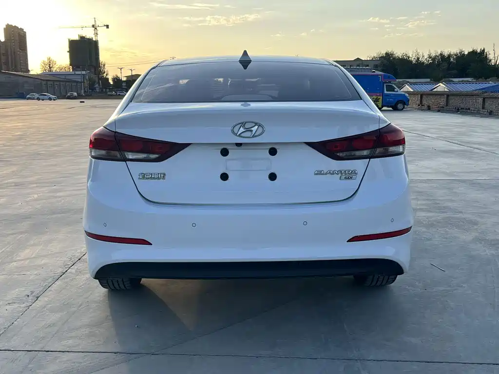 Hyundai Elantra — фото 8