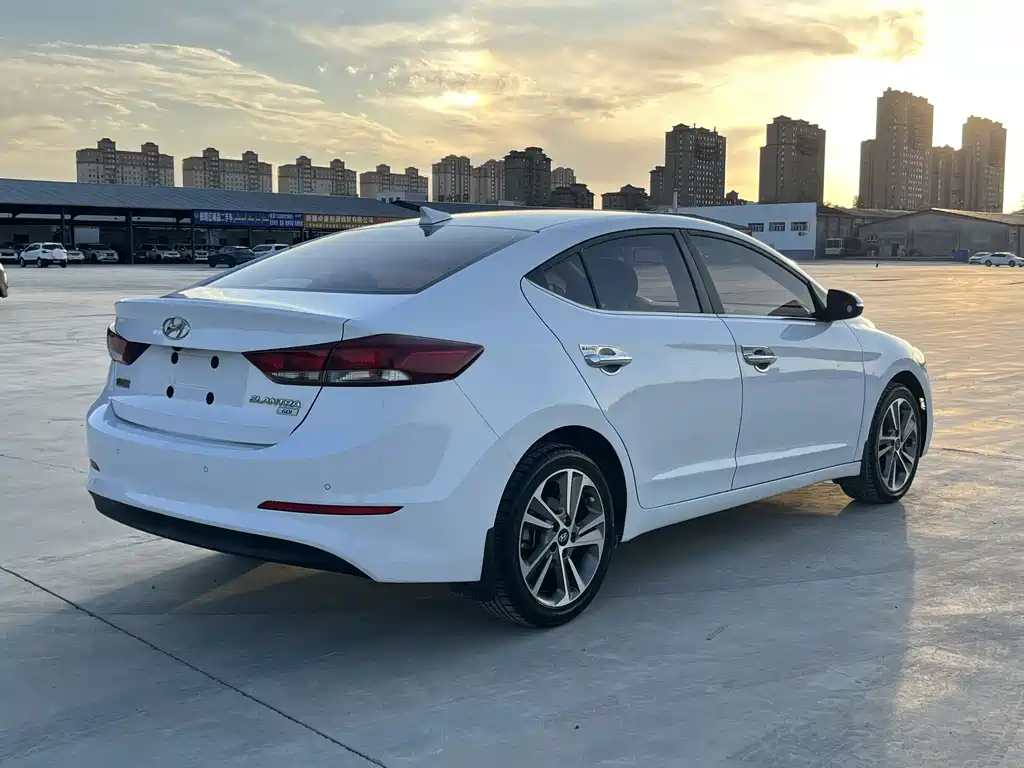 Hyundai Elantra — фото 9