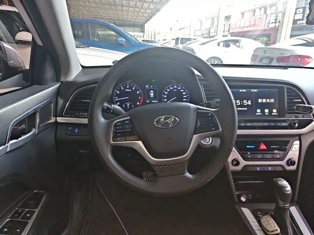 Hyundai Elantra — фото 11