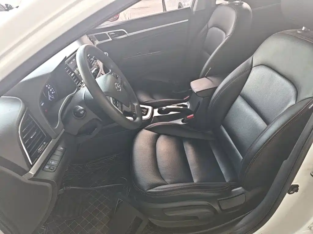Hyundai Elantra — фото 15