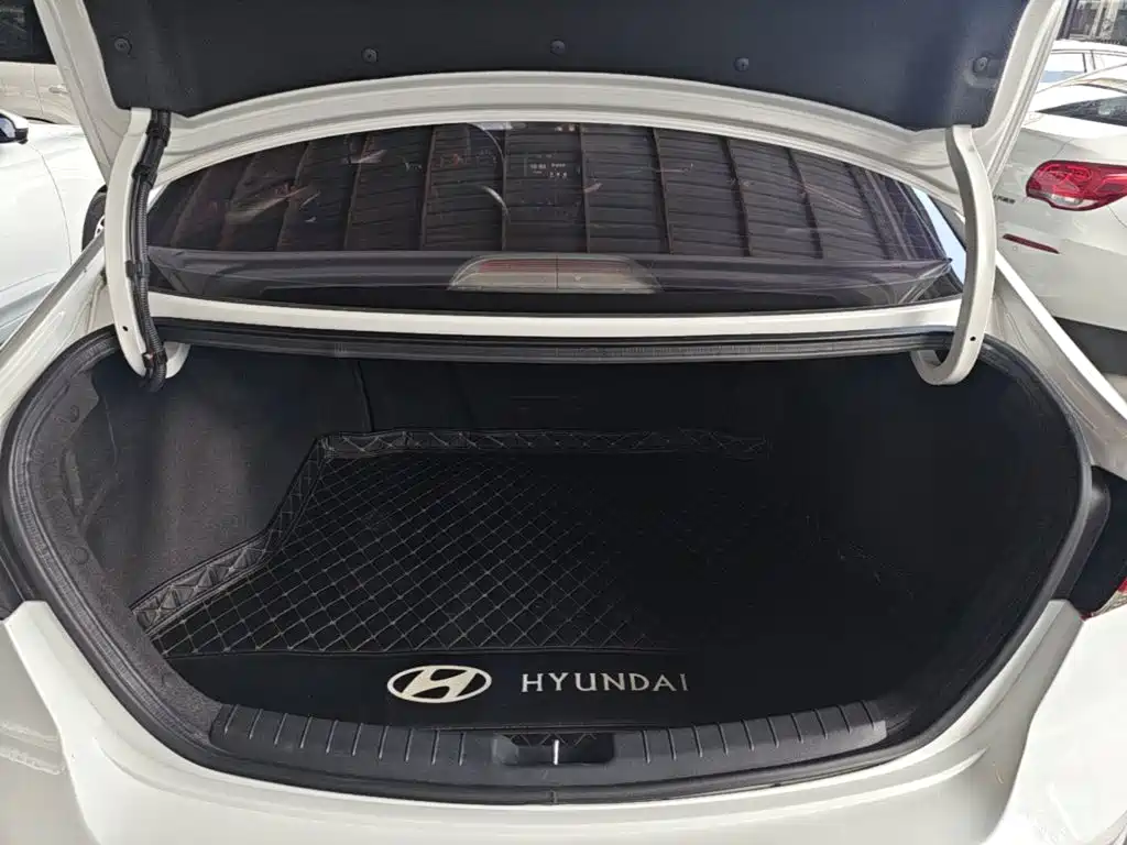 Hyundai Elantra — фото 19