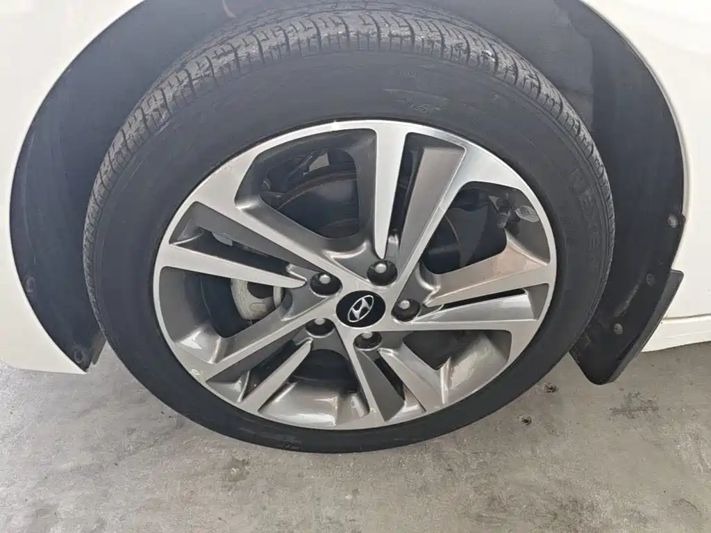 Hyundai Elantra — фото 23