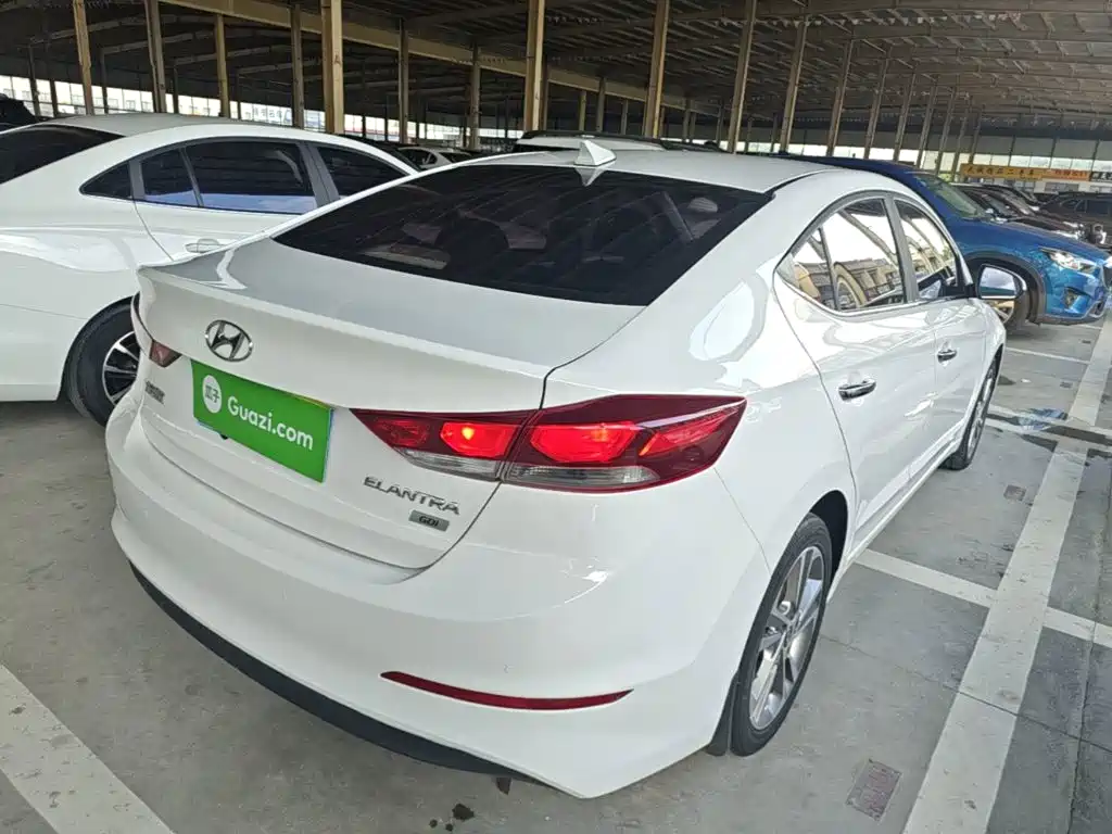 Hyundai Elantra — фото 7