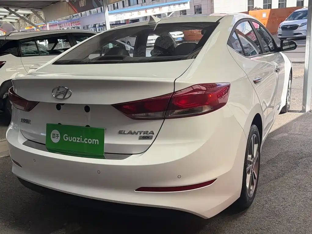 Hyundai Elantra — фото 7