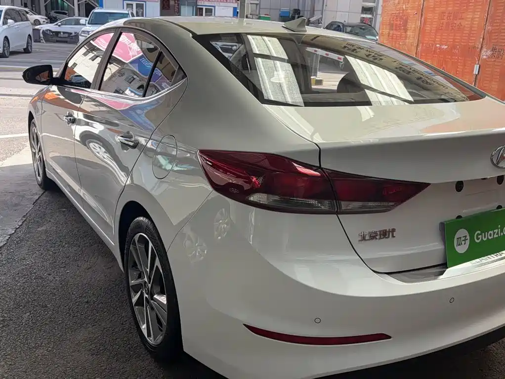 Hyundai Elantra — фото 9