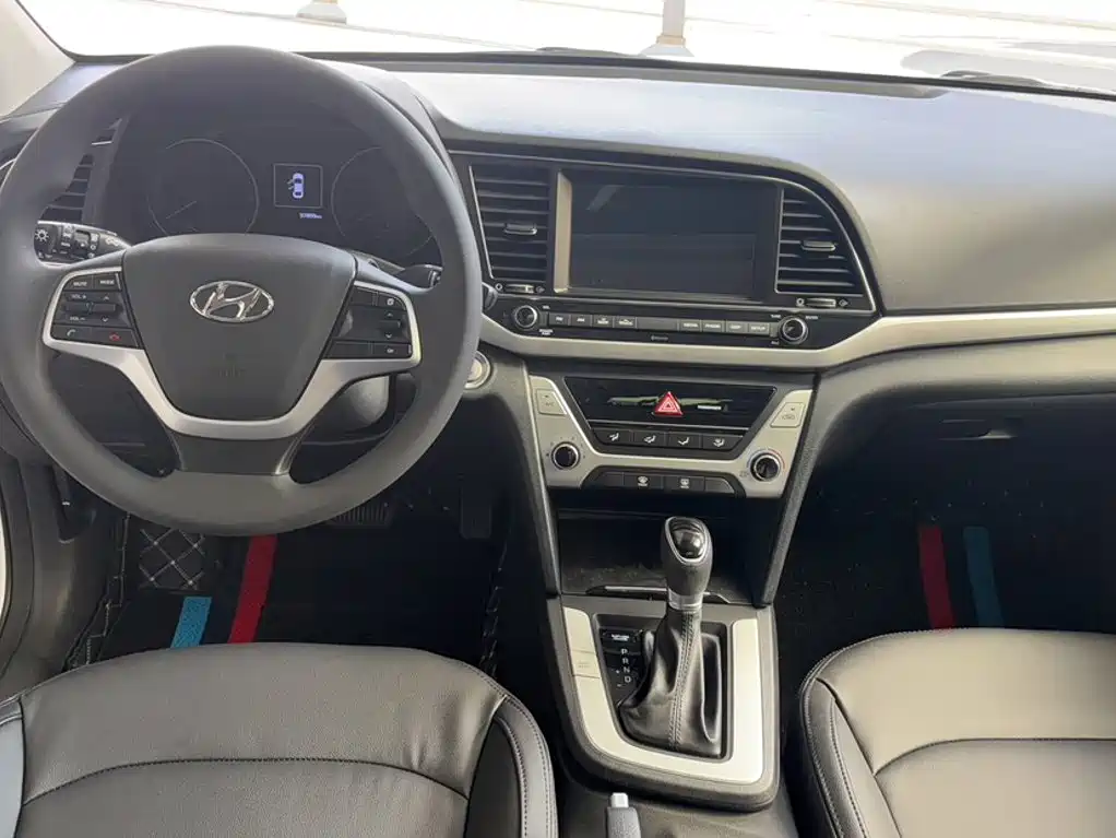 Hyundai Elantra — фото 10