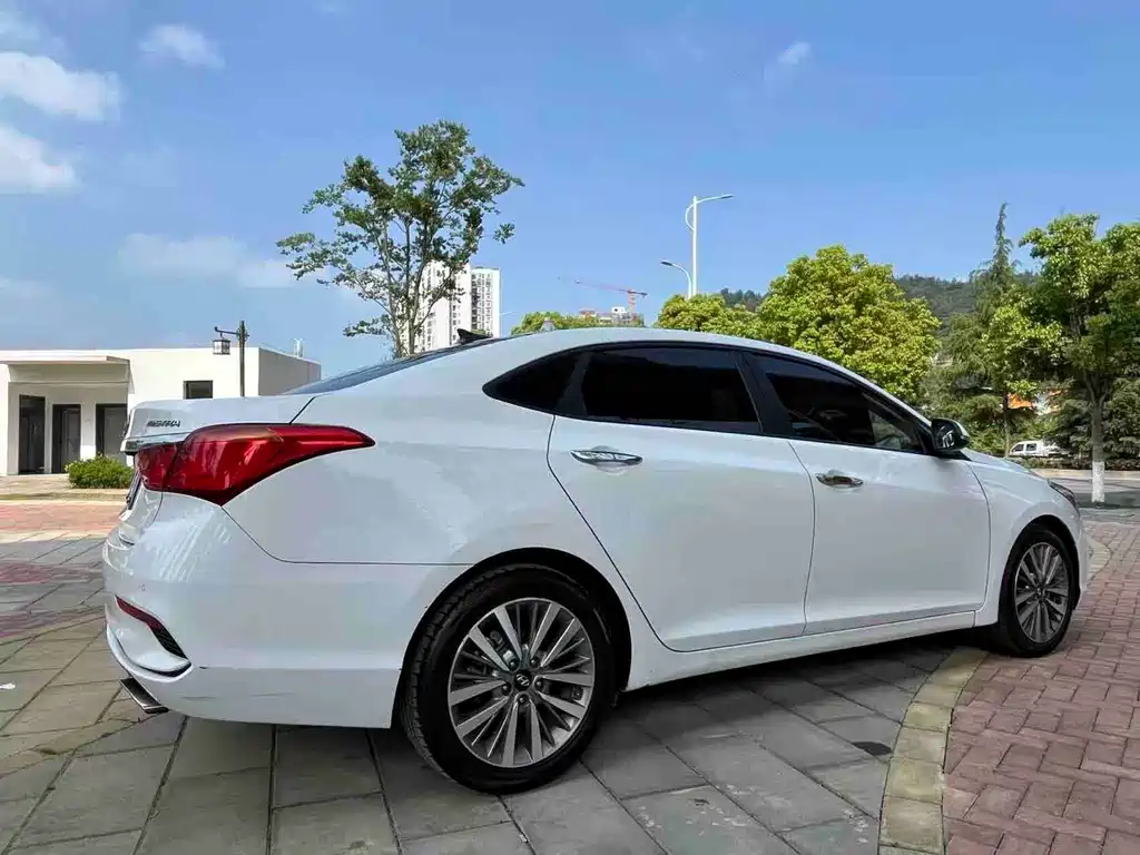 Hyundai Mistra — фото 5