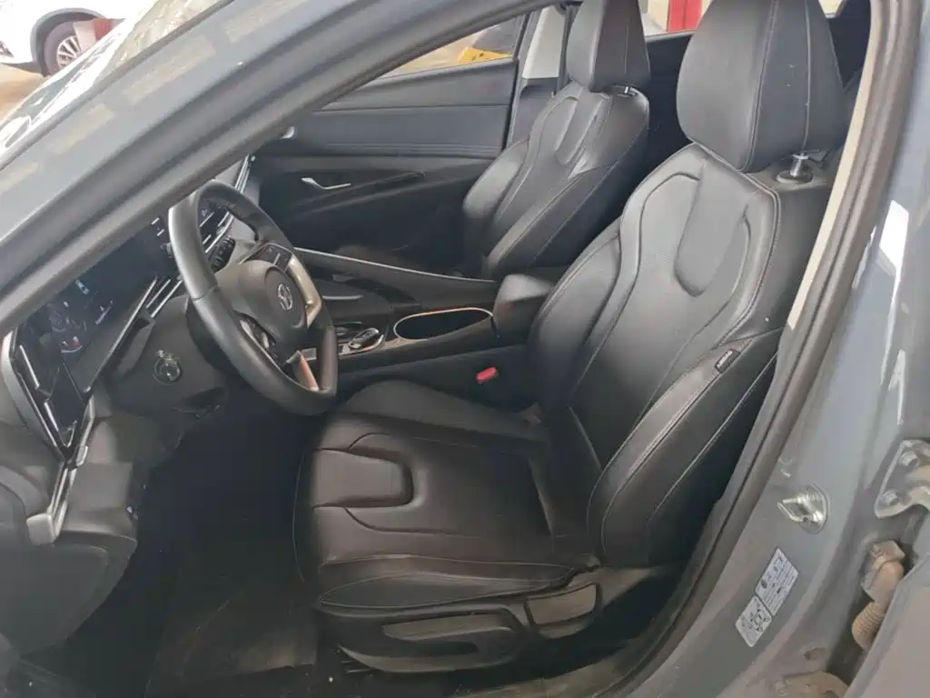 Hyundai Elantra — фото 15