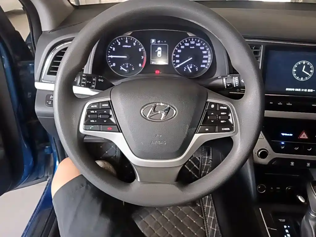 Hyundai Elantra — фото 11