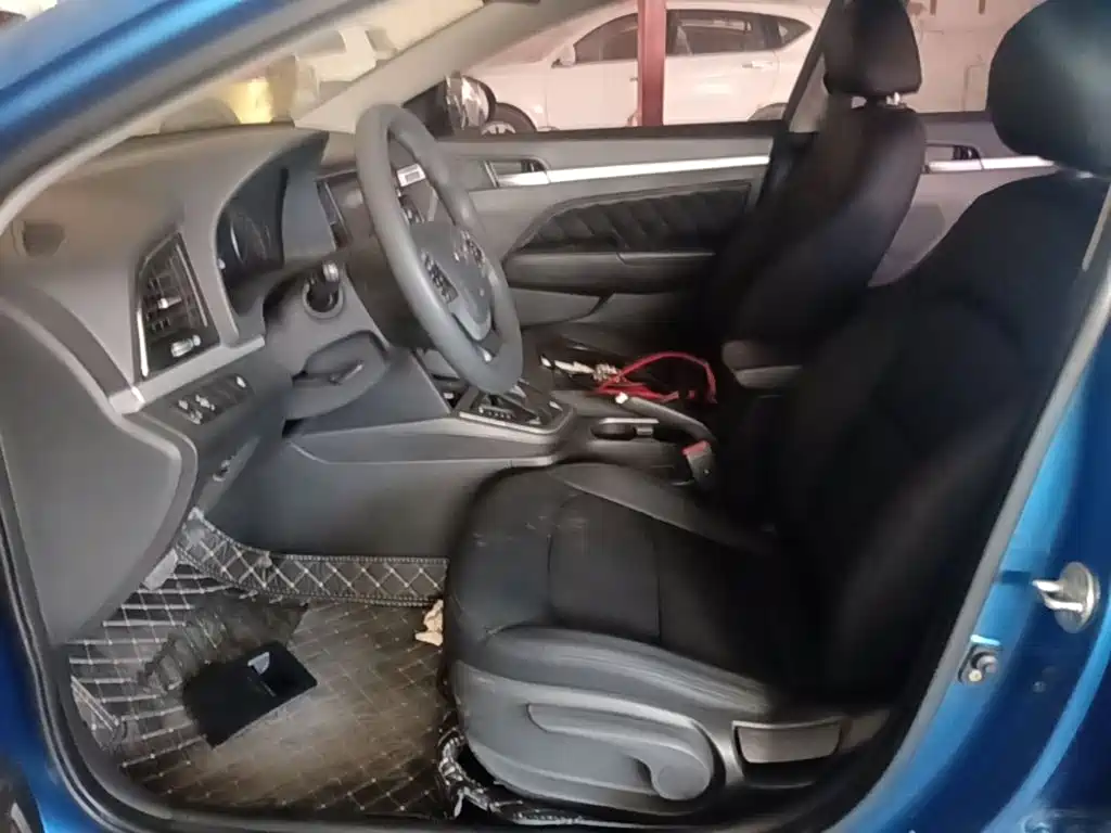 Hyundai Elantra — фото 15