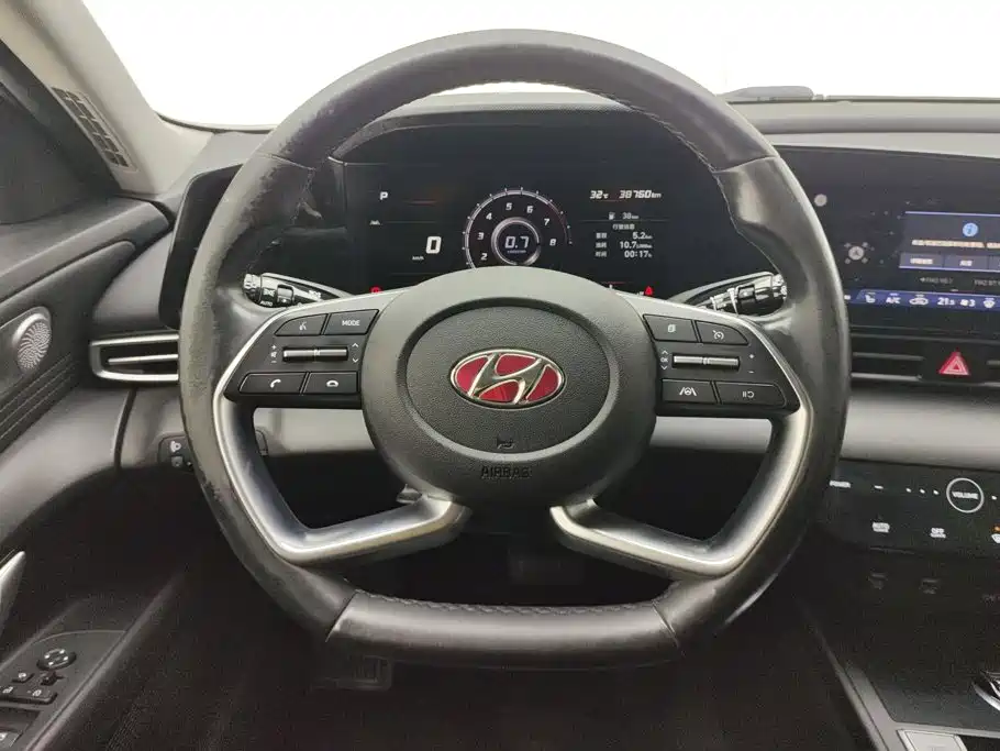 Hyundai Elantra — фото 15
