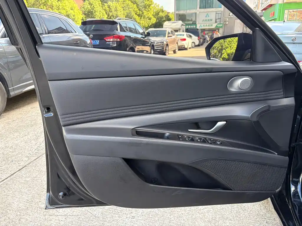 Hyundai Elantra — фото 15