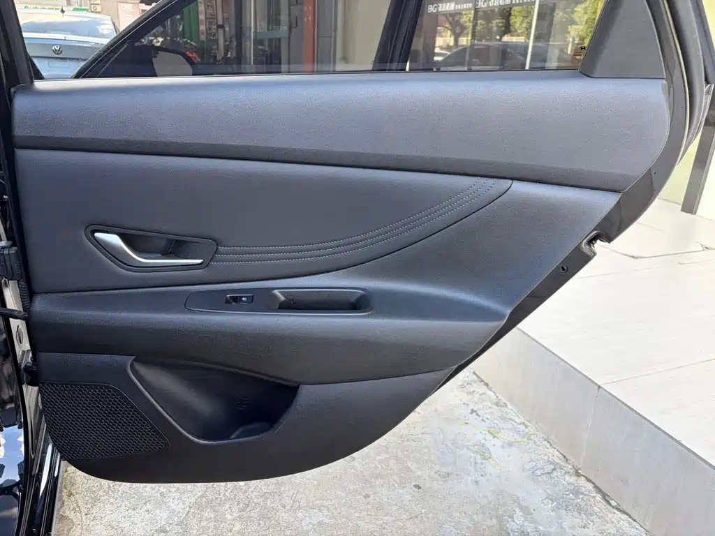 Hyundai Elantra — фото 17
