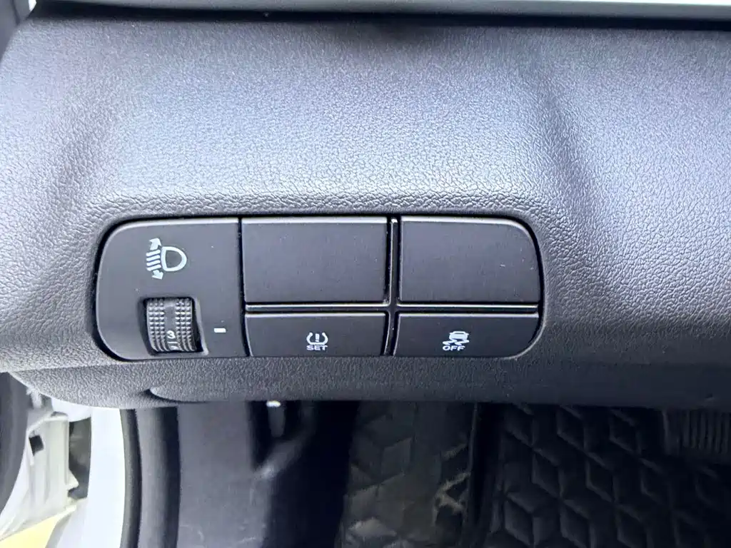 Hyundai Elantra — фото 15