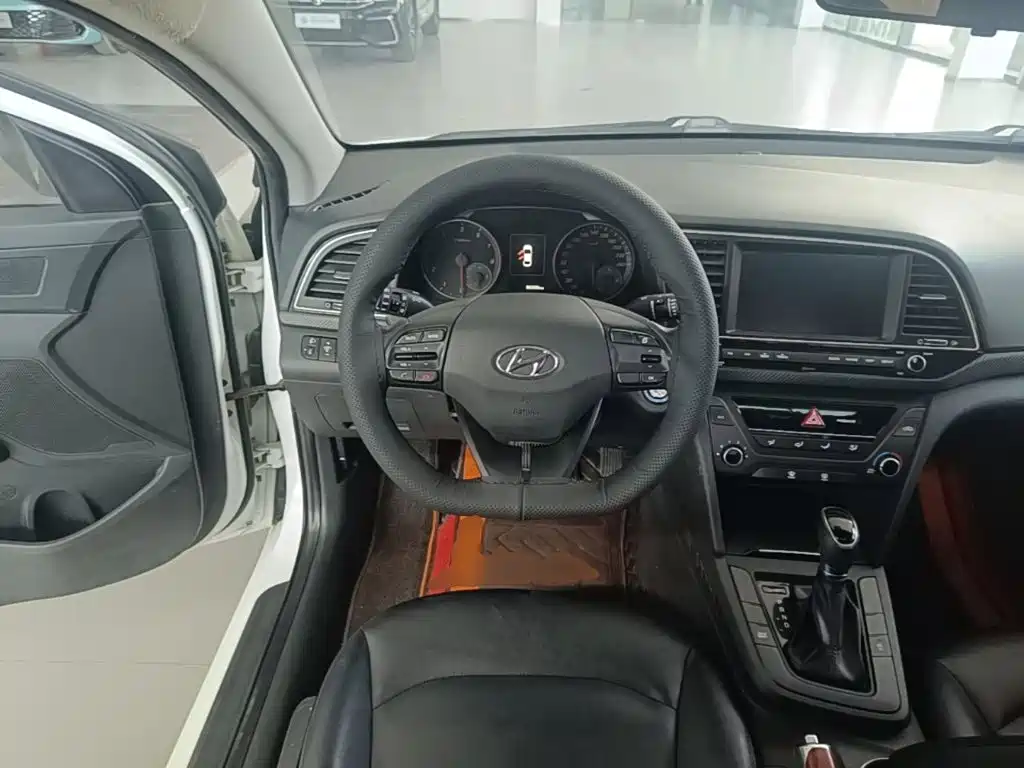 Hyundai Elantra — фото 11