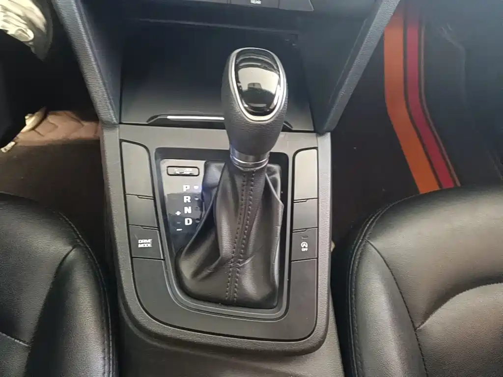 Hyundai Elantra — фото 14