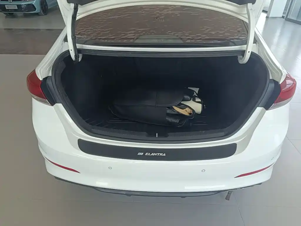 Hyundai Elantra — фото 19