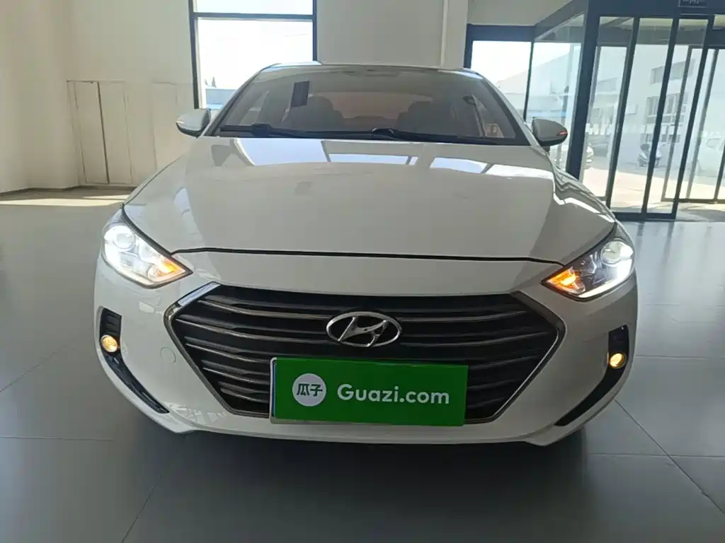 Hyundai Elantra — фото 3