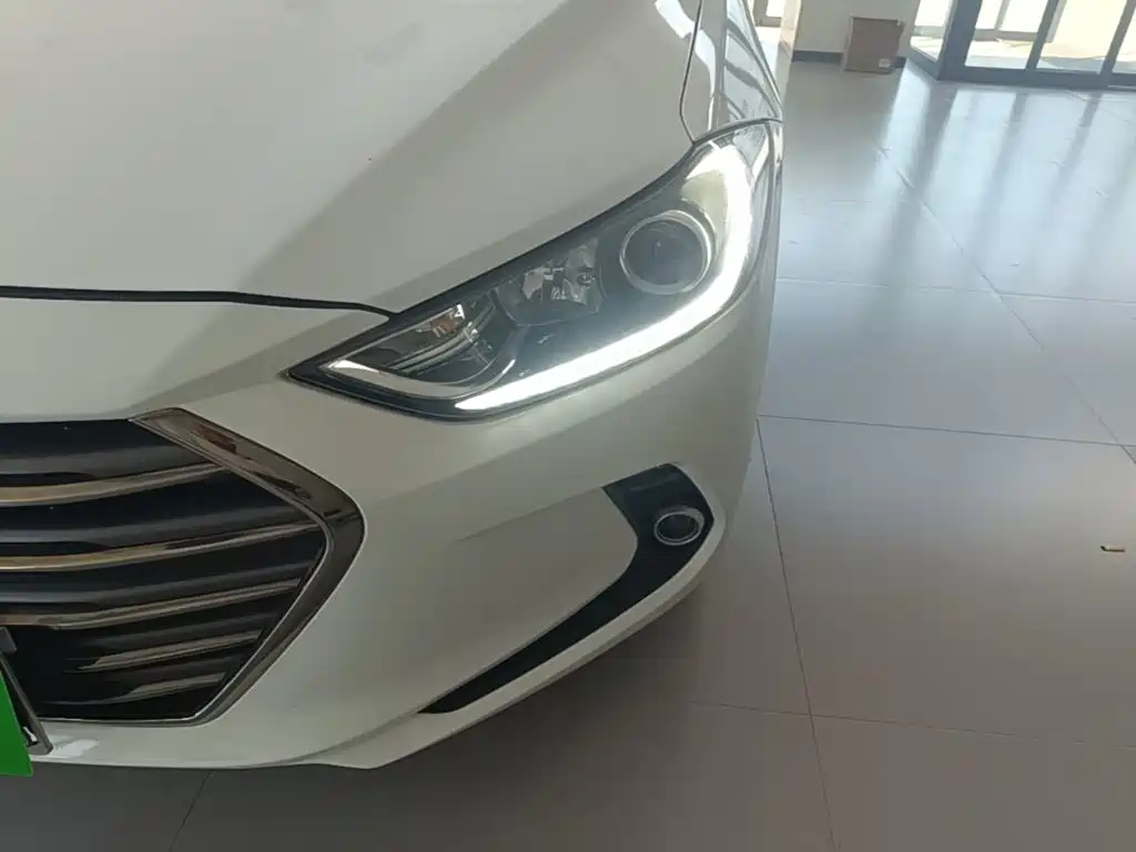 Hyundai Elantra — фото 24