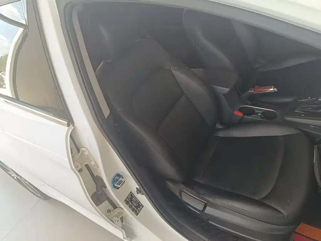 Hyundai Elantra — фото 25