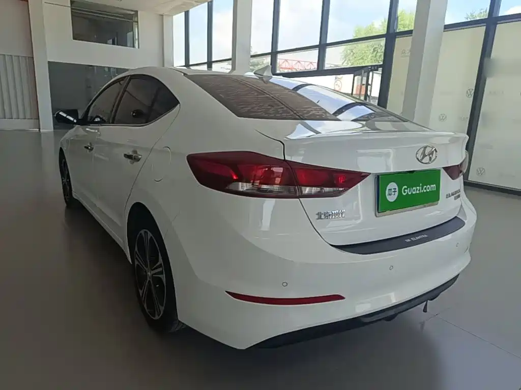 Hyundai Elantra — фото 5