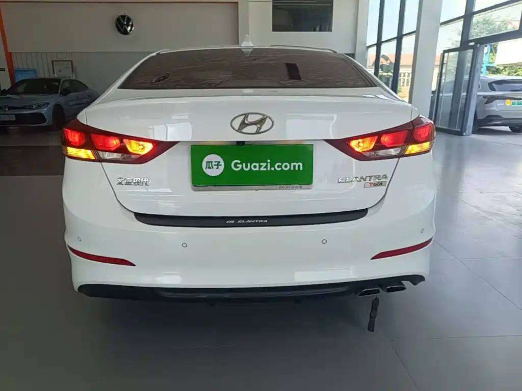 Hyundai Elantra — фото 6