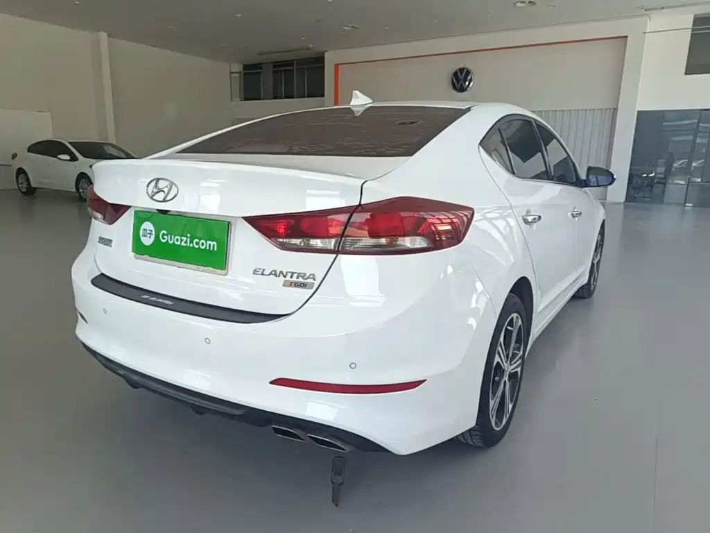Hyundai Elantra — фото 7