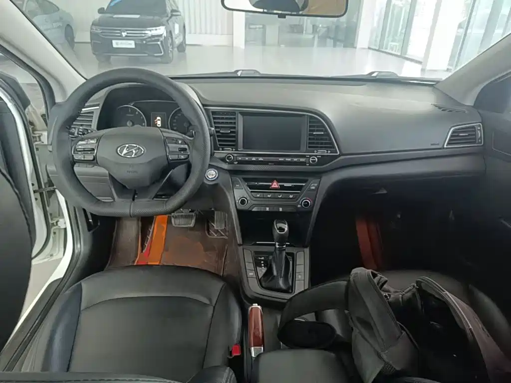 Hyundai Elantra — фото 10