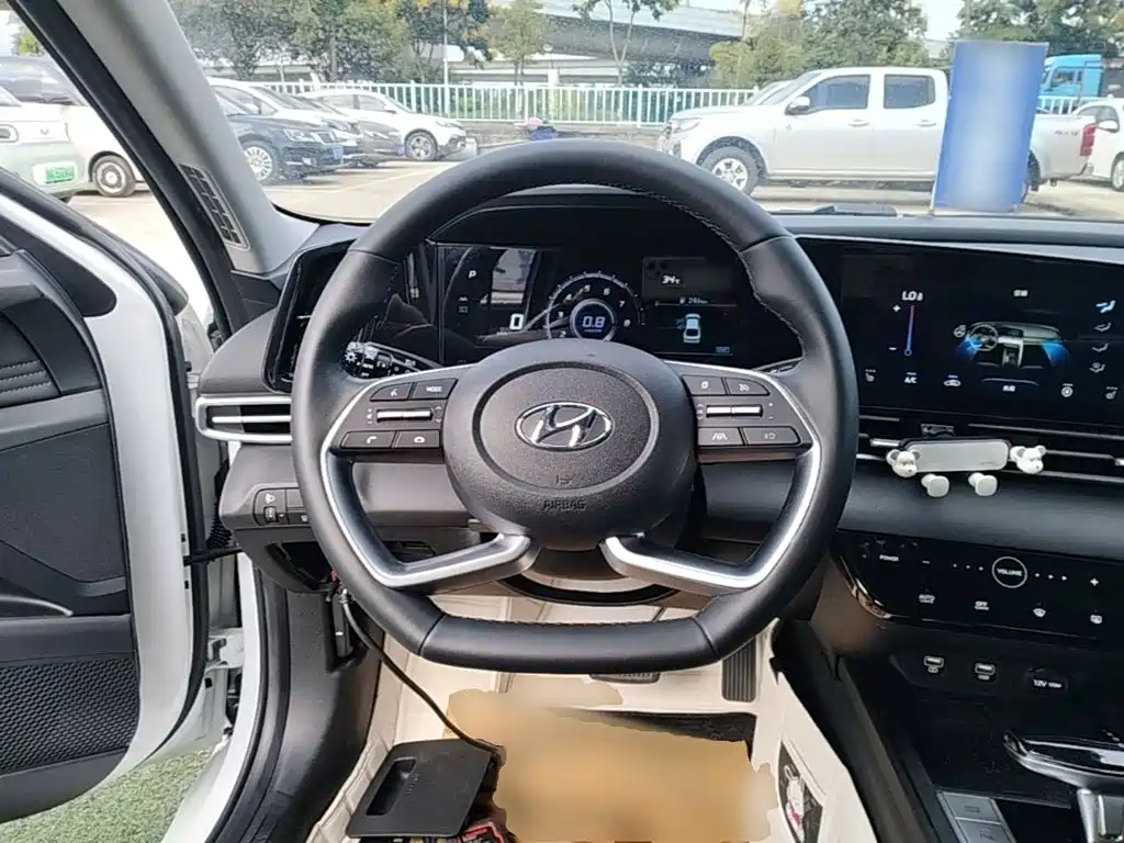 Hyundai Elantra — фото 11