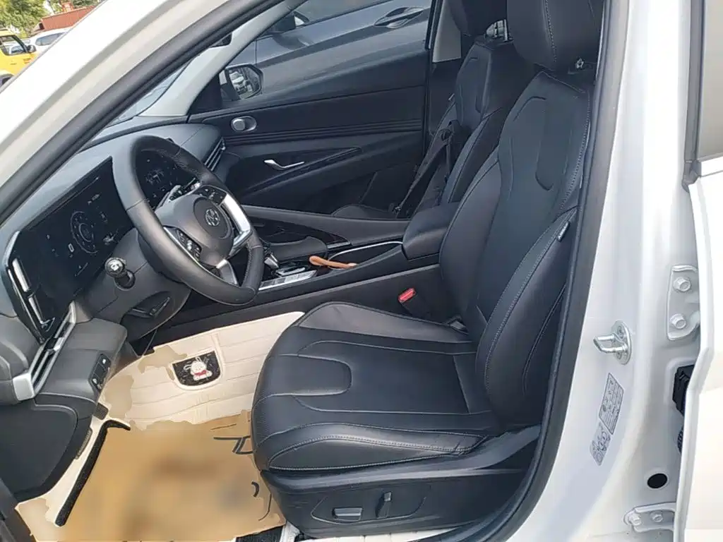 Hyundai Elantra — фото 15