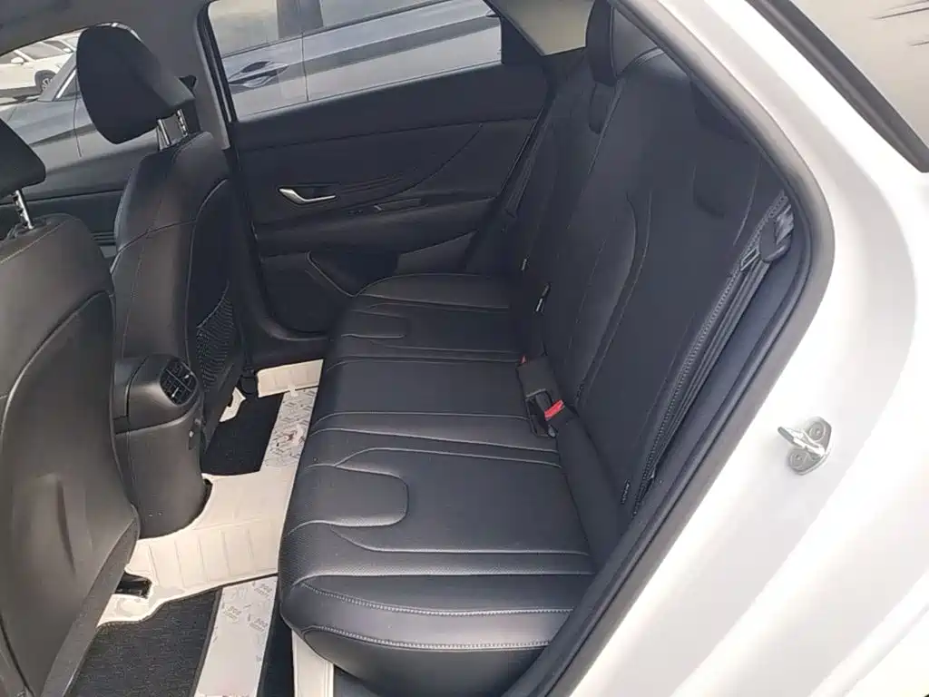 Hyundai Elantra — фото 17