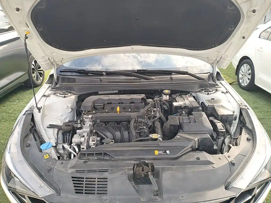 Hyundai Elantra — фото 20