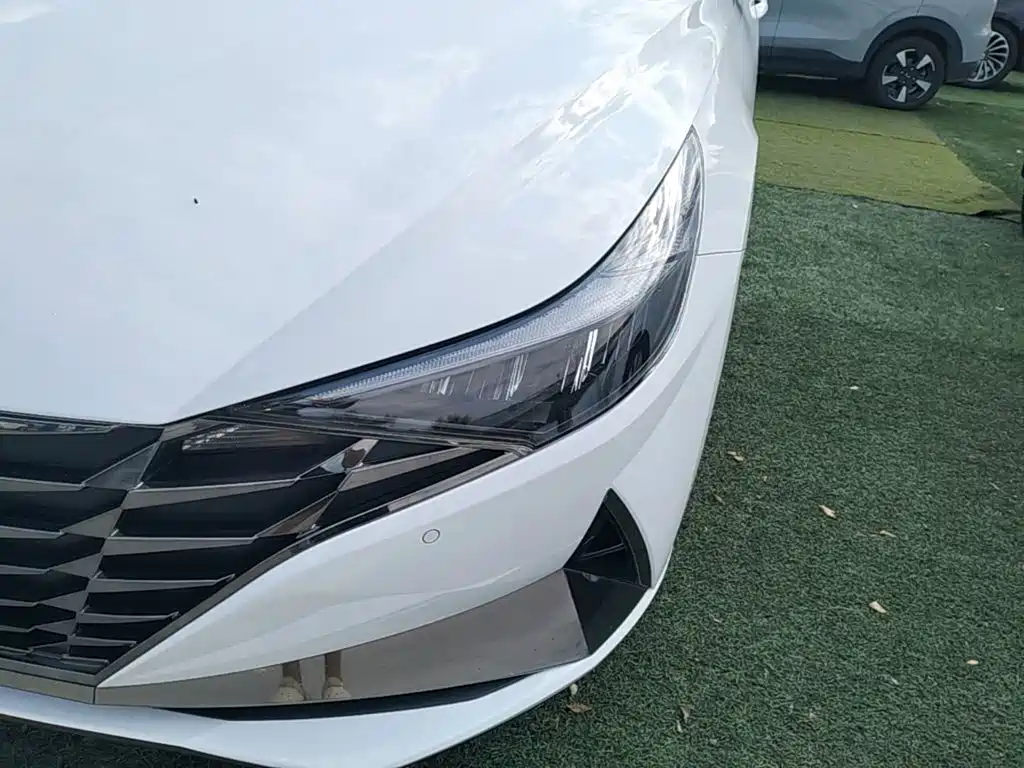 Hyundai Elantra — фото 24