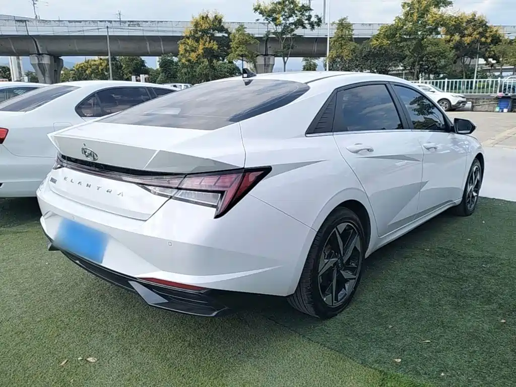 Hyundai Elantra — фото 7