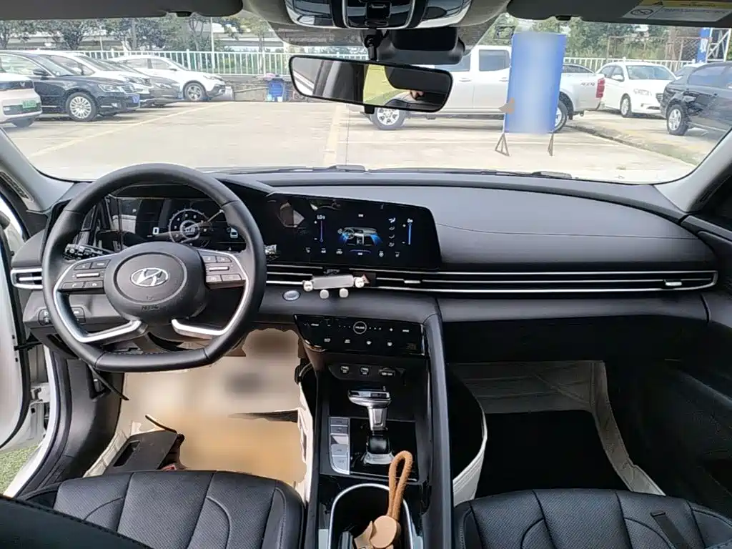 Hyundai Elantra — фото 10