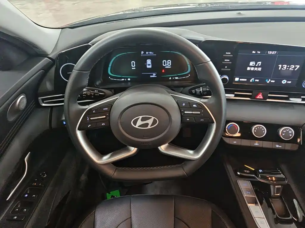 Hyundai Elantra — фото 11